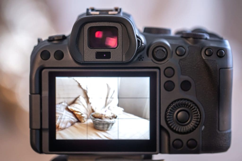 Close up a pantalla de cámara con grid para regla de tercios y toma de fotografias profesionales
