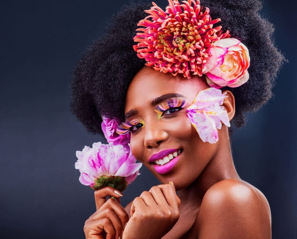 Fotografia creativa mujer con adornos y flores