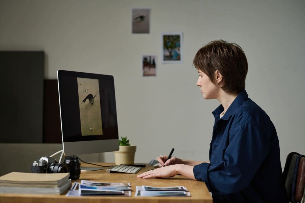 Editiando fotografía en computadora ajustes fotográficos