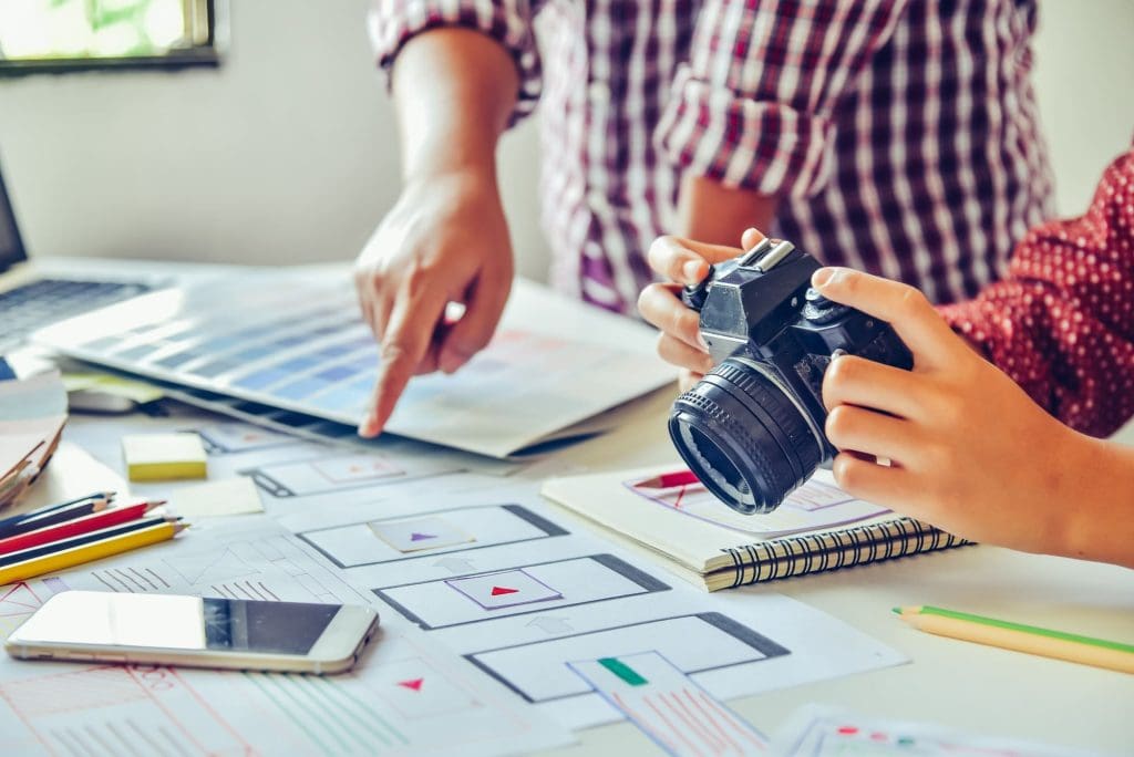 trabajando con críticas constructivas analizando fotografias