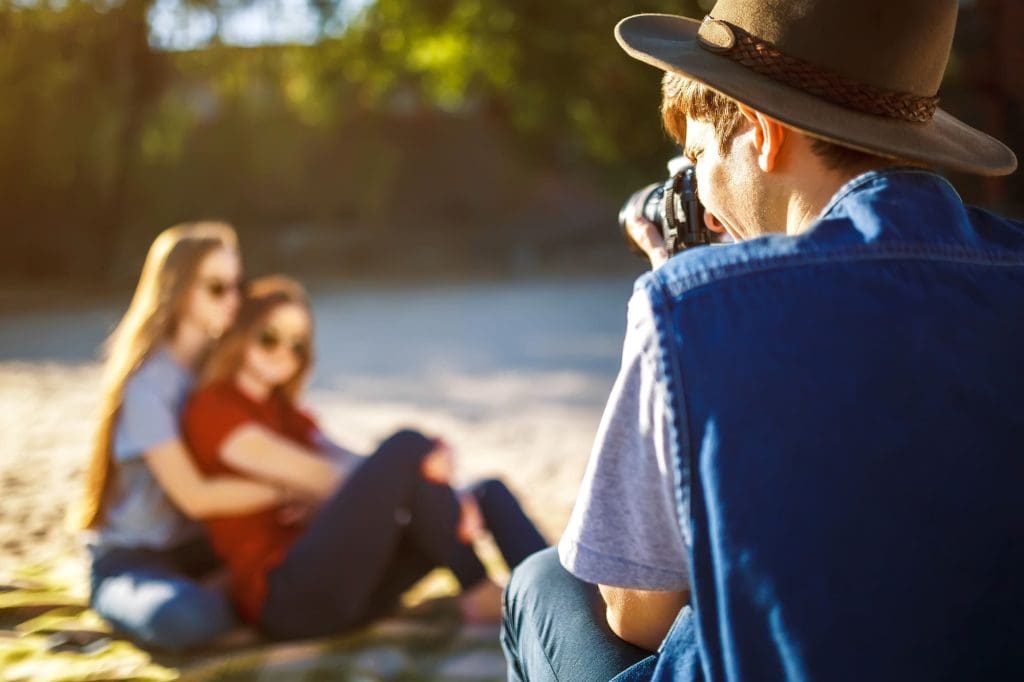 Grupo de amigos tomando fotos con cámara profesional