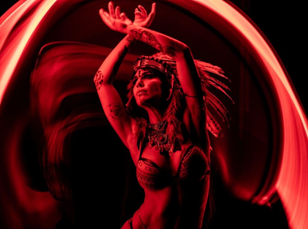efecto de lightpainting con luces rojas