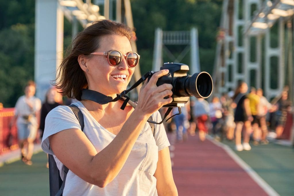 Mujer tomando fotografía 