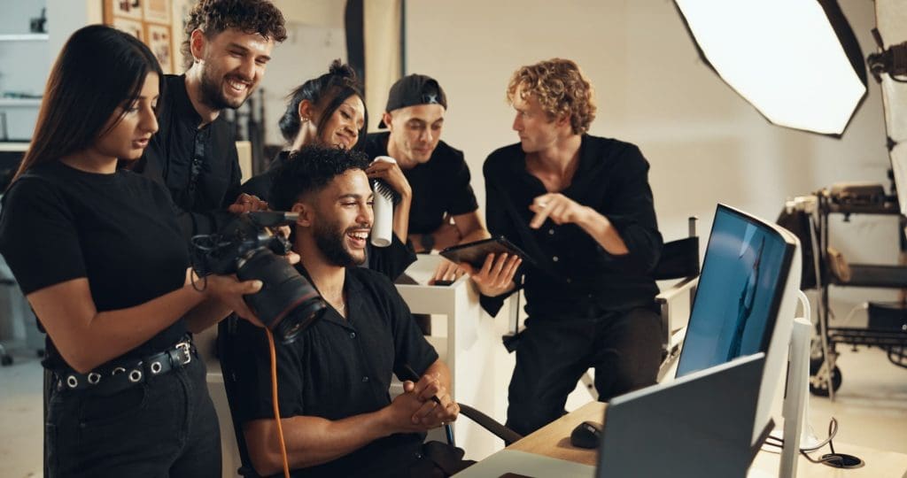 Profesionales de la fotografía detrás de cámaras hablando entre ellos