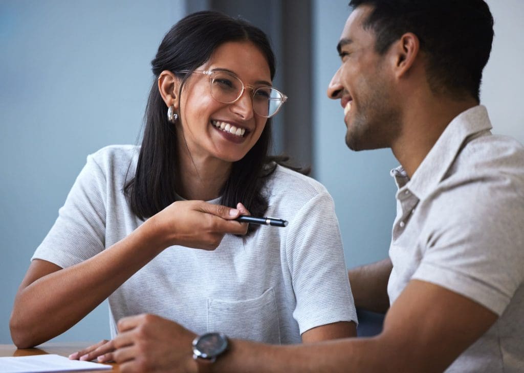 pareja hablando de tendencias y críticas a trabajo de forma constructiva