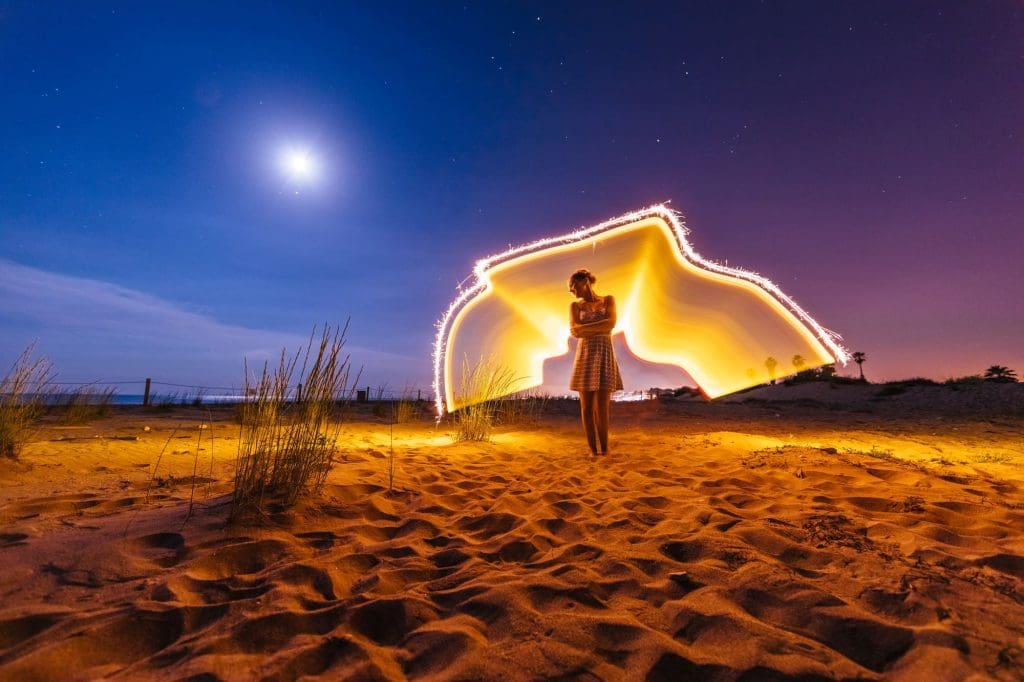 mujer en desierto con imagen creativa de lightpainting
