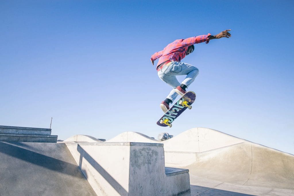 Skateboarder fotografía desde ángulo inferior