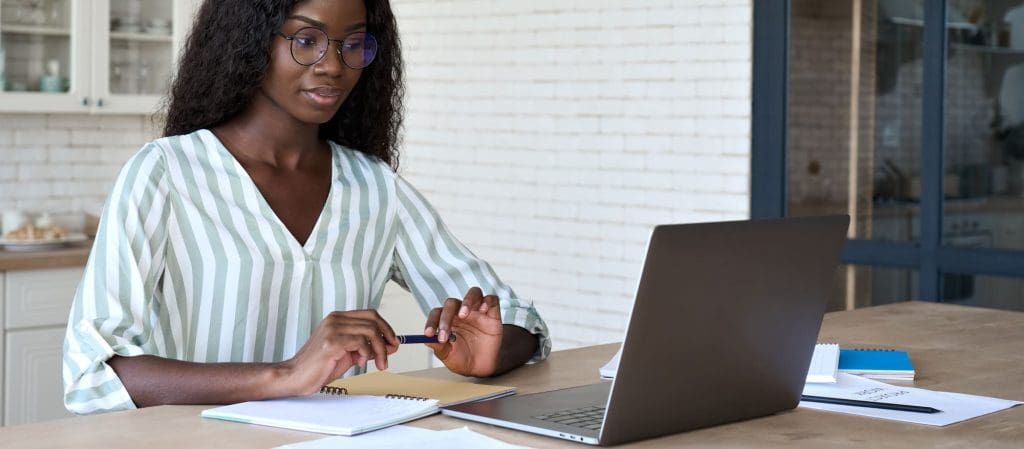 mujer utilizando inteligencia emocional para aceptar críticas sobre su trabajo frente a una laptop