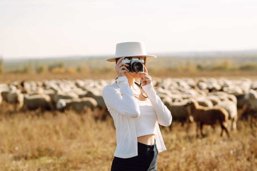 mujer joven probando proyectos fotograficos creativos e inspiradores